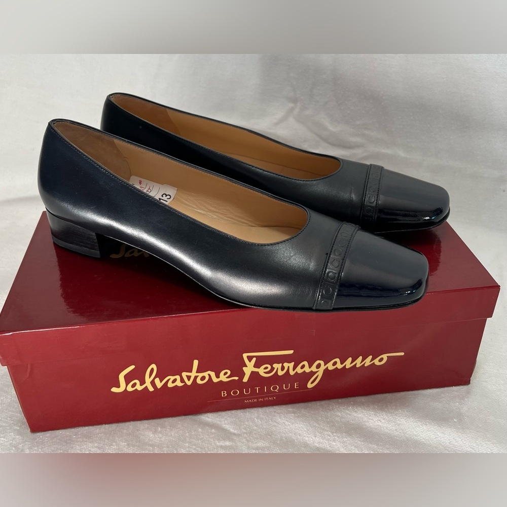 Salvatore Ferragamo Womens Shoes. Size 9.